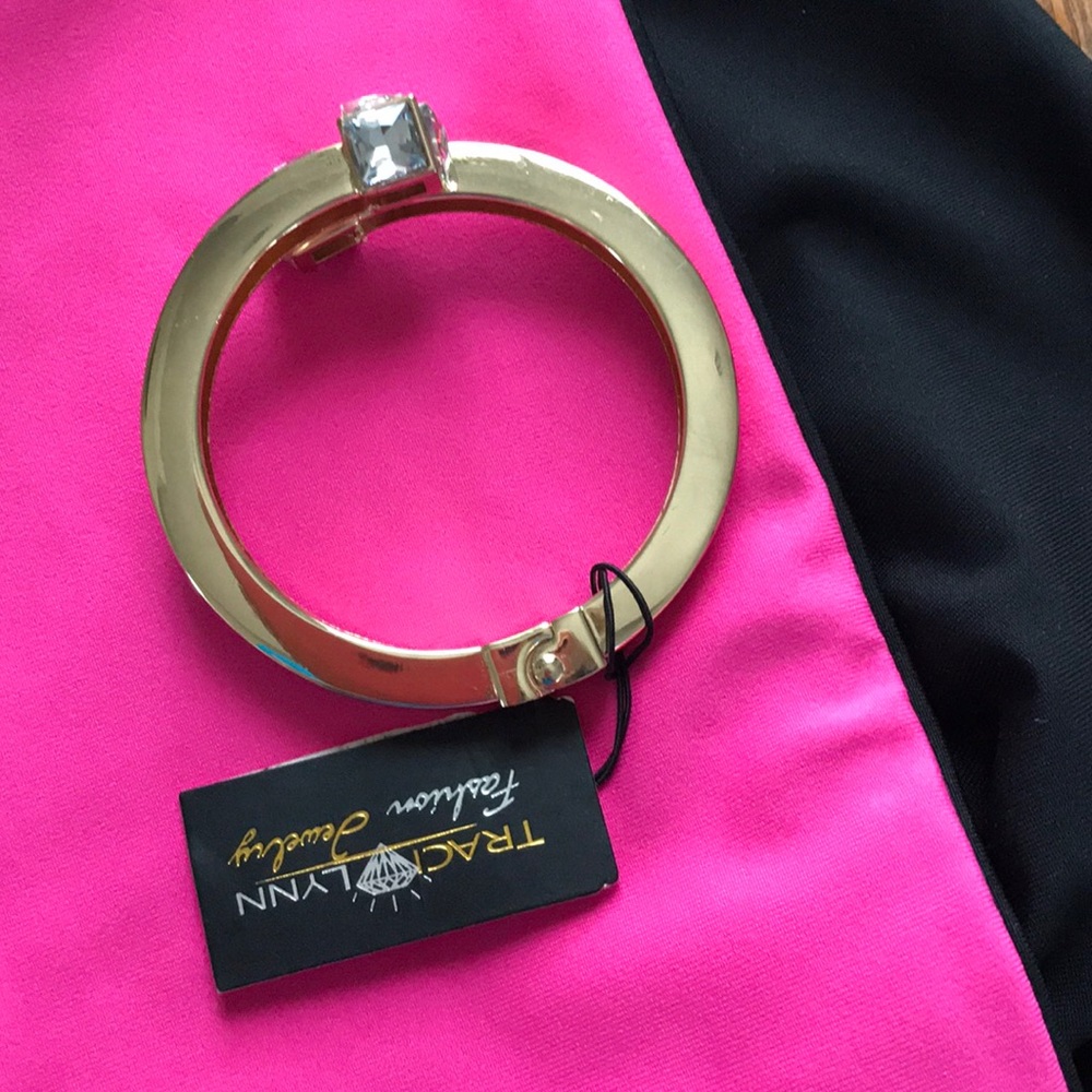 Connected cuff bracelet gold with jewel stones